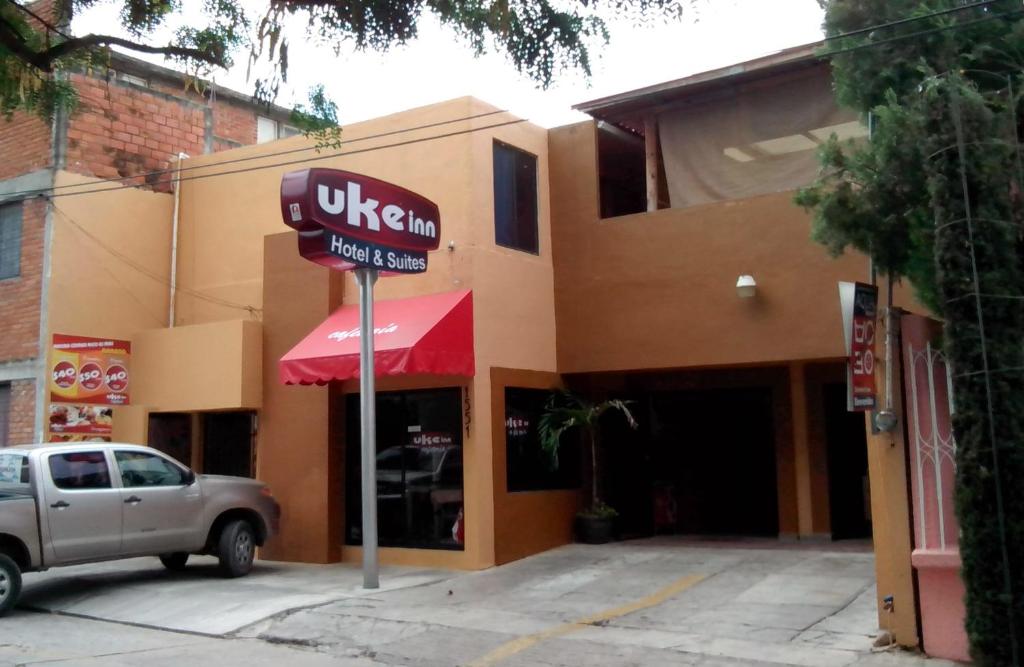 un panneau indiquant une auberge uk devant un bâtiment dans l'établissement Ukeinn centro, à Tuxtla Gutiérrez