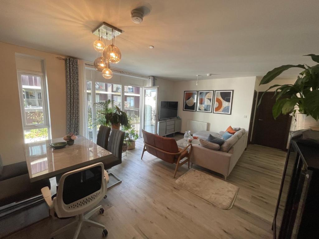 Predel za sedenje v nastanitvi Stunning Spacious Double Room in a Modern Flat