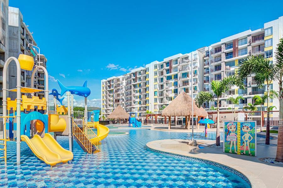 um resort com uma piscina com escorrega e um parque infantil em apartamento en ricaurte, conjunto peñazul la aldea em Ricaurte