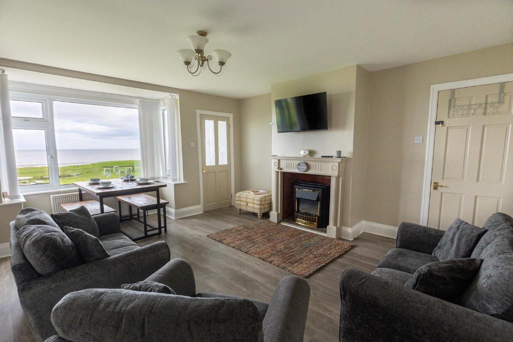 Ruang duduk di BEACHFRONT APARTMENT - Ground Floor Apartment with Sea Views, Next to the Beach, Bridlington, North Yorkshire
