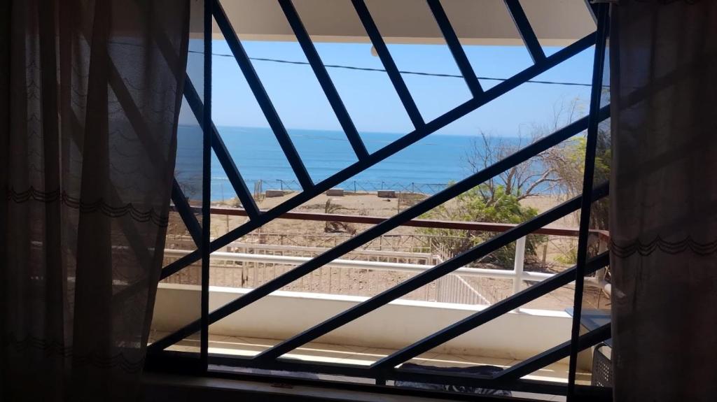 una finestra in una camera con vista sull'oceano di Punto surf terrace a Pacasmayo