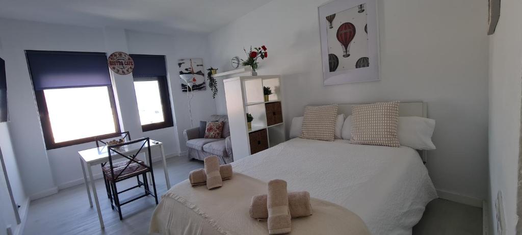 1 dormitorio pequeño con 1 cama y 1 silla en Loft Triana Sevilla, en Sevilla