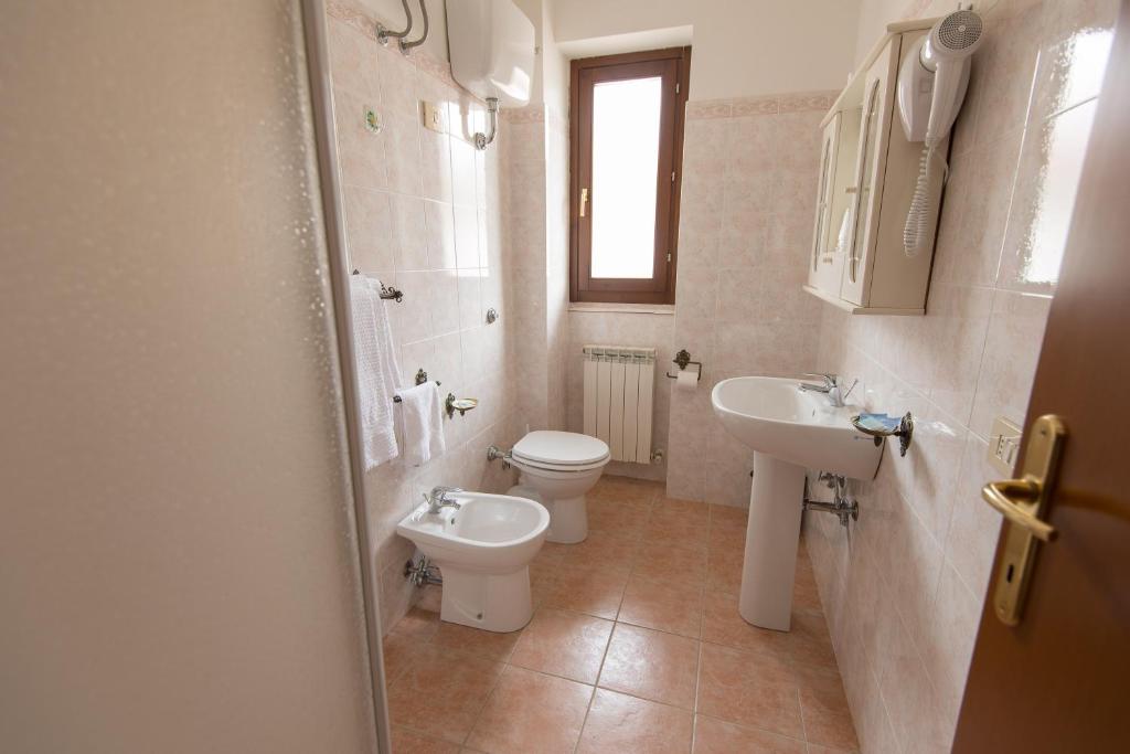 Koupelna v ubytování Albergo Della Corte