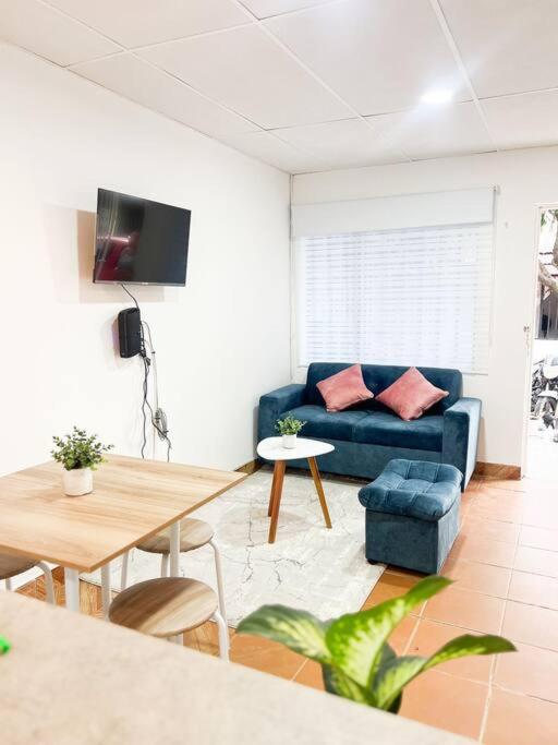 A seating area at Moderna Casa Familiar