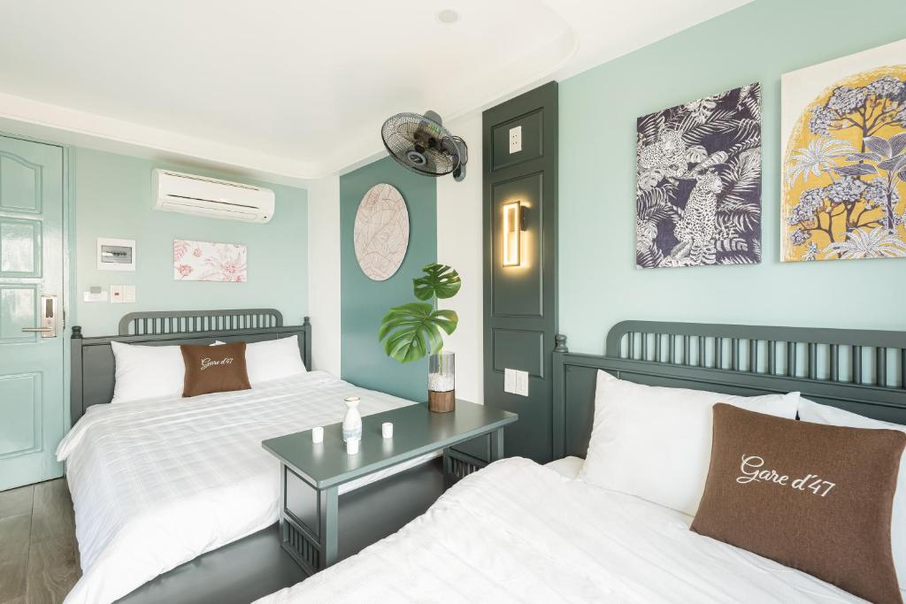 sypialnia z 2 łóżkami i stołem w obiekcie GARE D'47 Homestay/ Hotel w Hajfong