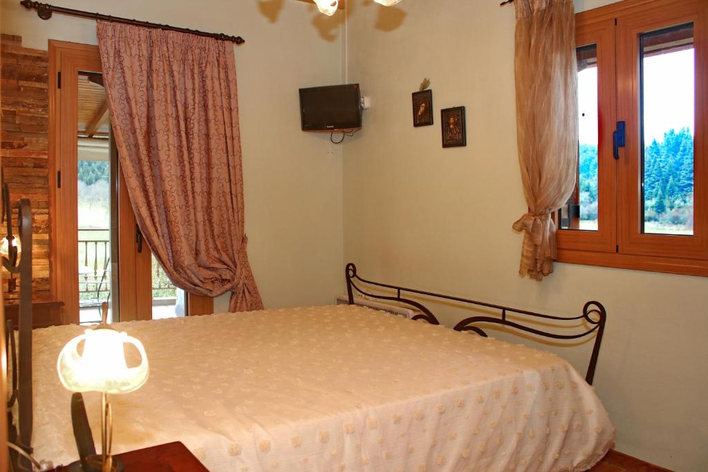 Postel nebo postele na pokoji v ubytování Ktima Karadimou