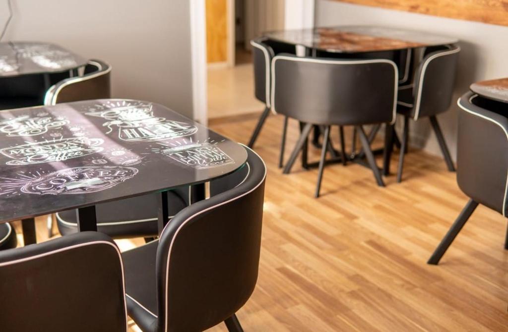 特木科的住宿－Hostal Callejón Massmann，用餐室配有黑色的桌椅