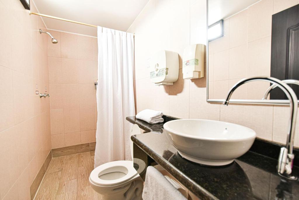 Koupelna v ubytování Hotel Plaza Victoria