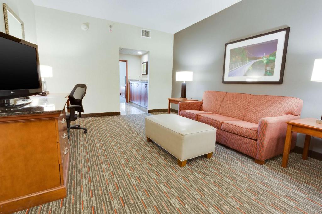 Drury Inn & Suites Greenville - Suite King Con Sofá Cama - Accesible, Bañera