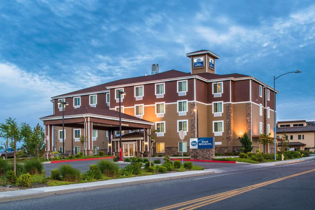 un grande edificio con una torre dell'orologio sopra di Best Western Kennewick Tri-Cities Center a Kennewick