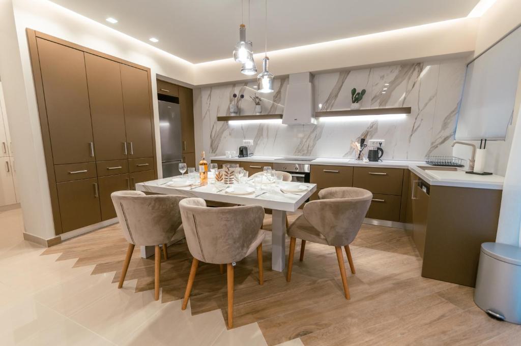 Kuchyň nebo kuchyňský kout v ubytování Designer Stay 100sqm, Wood & Marble , 5min to Sea