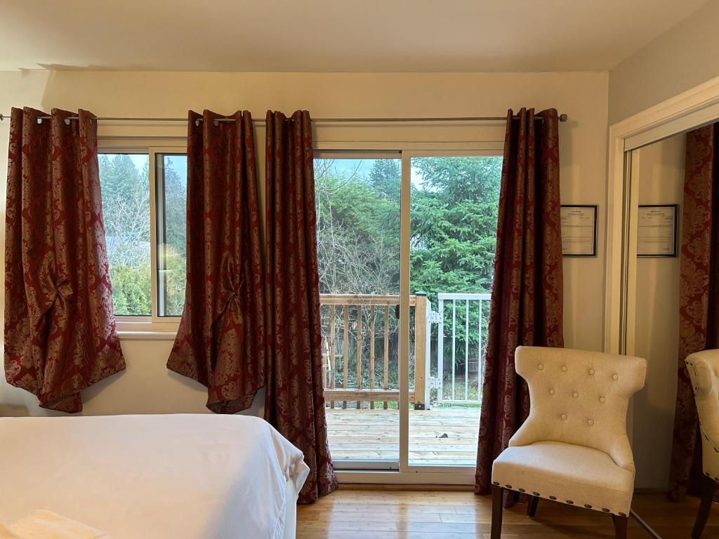 Postel nebo postele na pokoji v ubytování North Nanaimo Gem - Garden-View Room with Private Ensuite