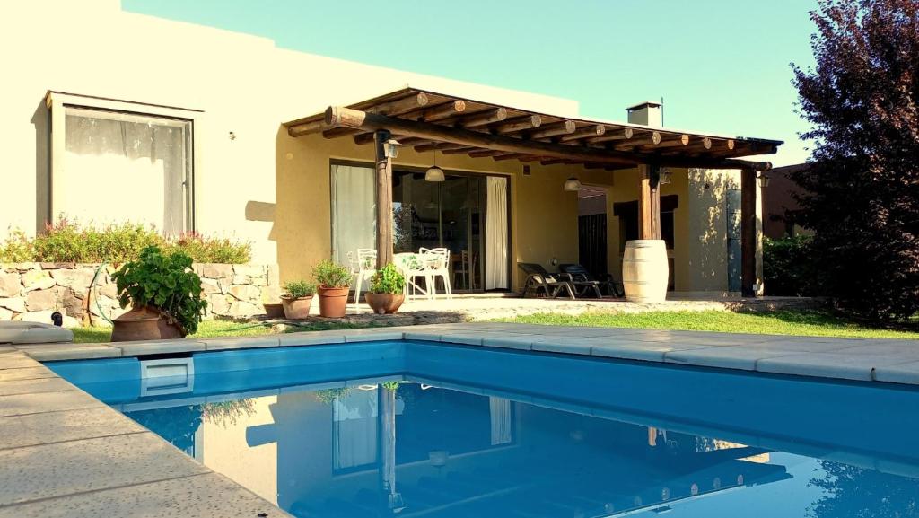 卢汉德库约Casa EL Hache - Piscina - Chacras de Coria的房子前面的游泳池