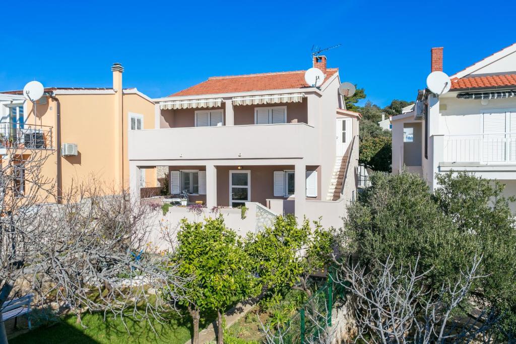 een uitzicht op een huis vanaf de straat bij Apartments by the sea Sevid, Trogir - 15742 in Sevid
