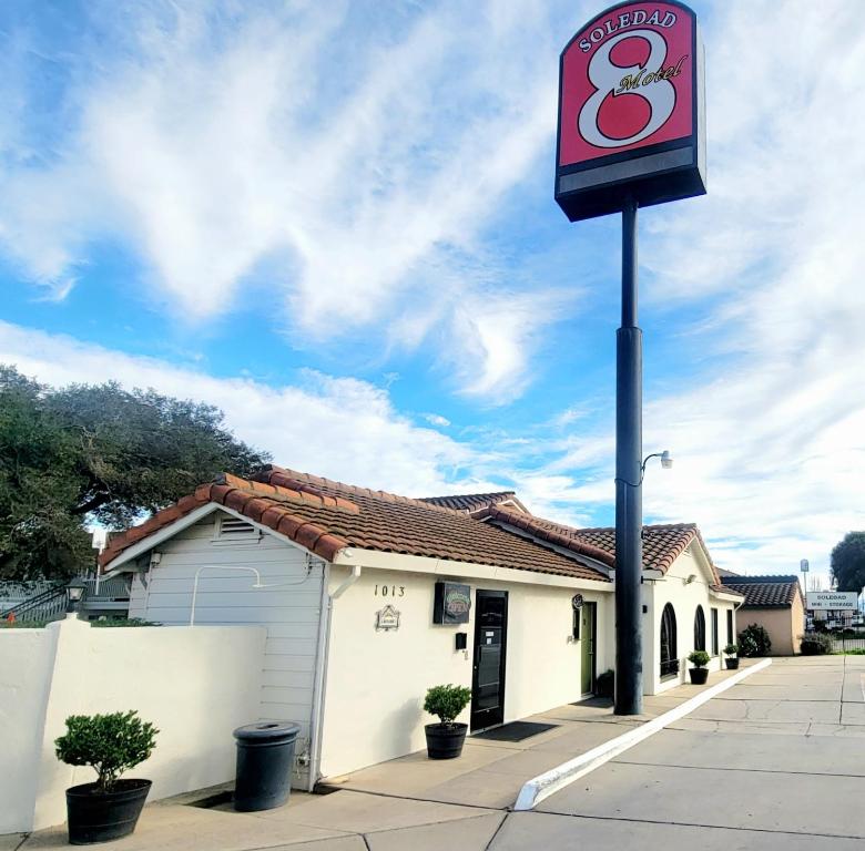 una señal en un poste frente a un edificio en Soledad Motel 8, en Soledad