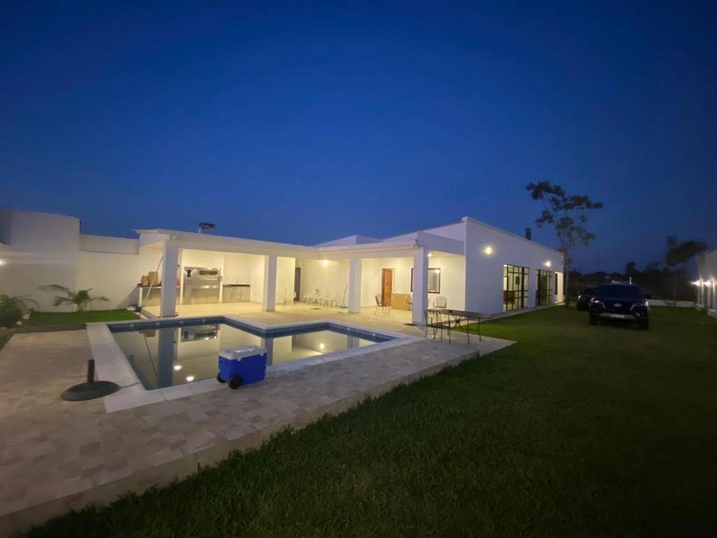 une maison avec une piscine la nuit dans l'établissement San ber puerta del lago 4 dormitorios en suite, à San Bernardino