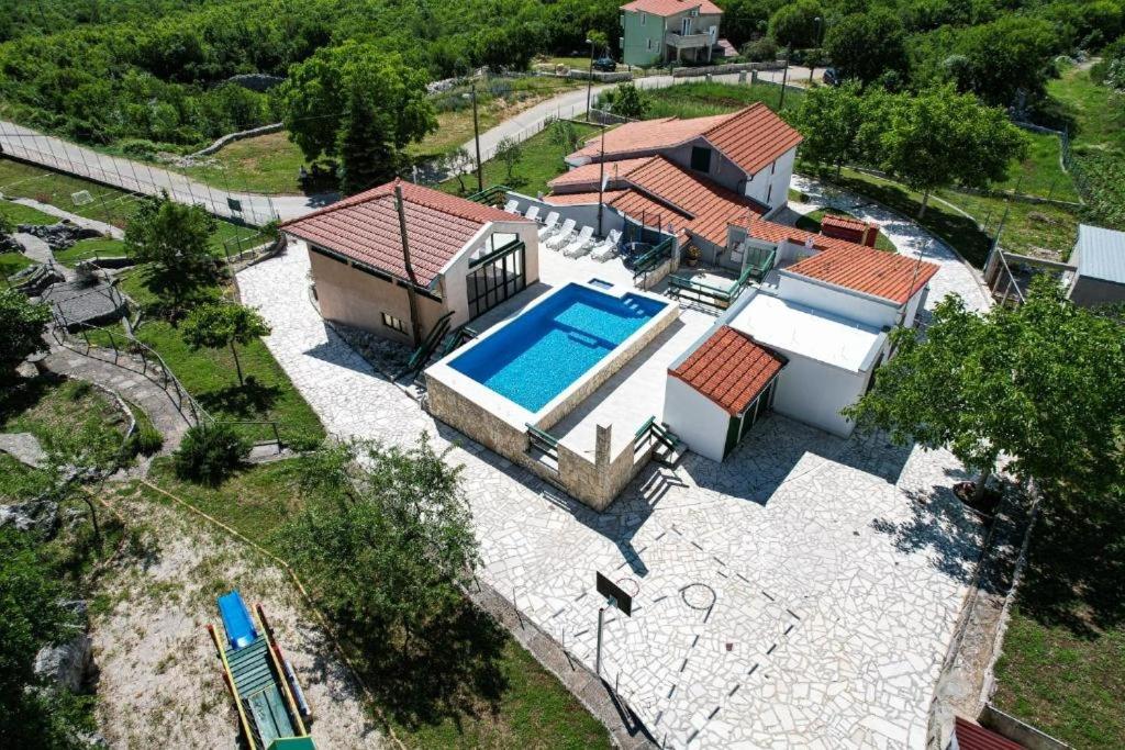 uma vista aérea de uma casa com piscina em Holiday house with a swimming pool Kotlenice, Zagora - 22219 em Dugopolje