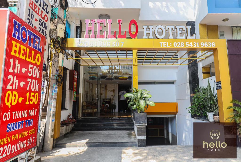 een toegang tot een hotel met borden erop bij Hello Hotel in Ho Chi Minh-stad