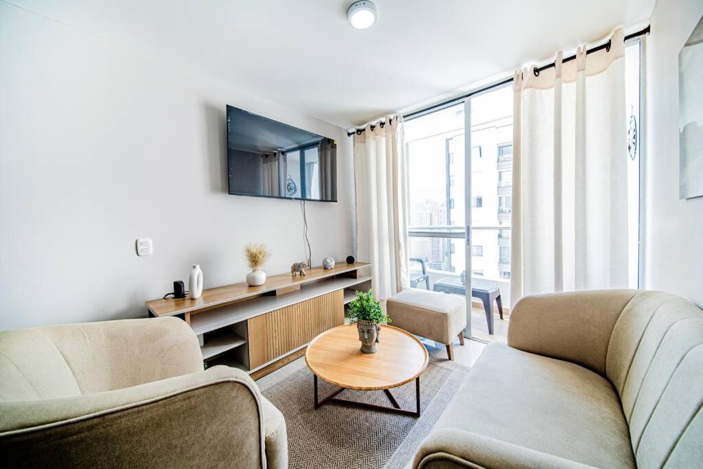 sala de estar con 2 sillas y mesa en Modern and Cozy apartment, en Sabaneta