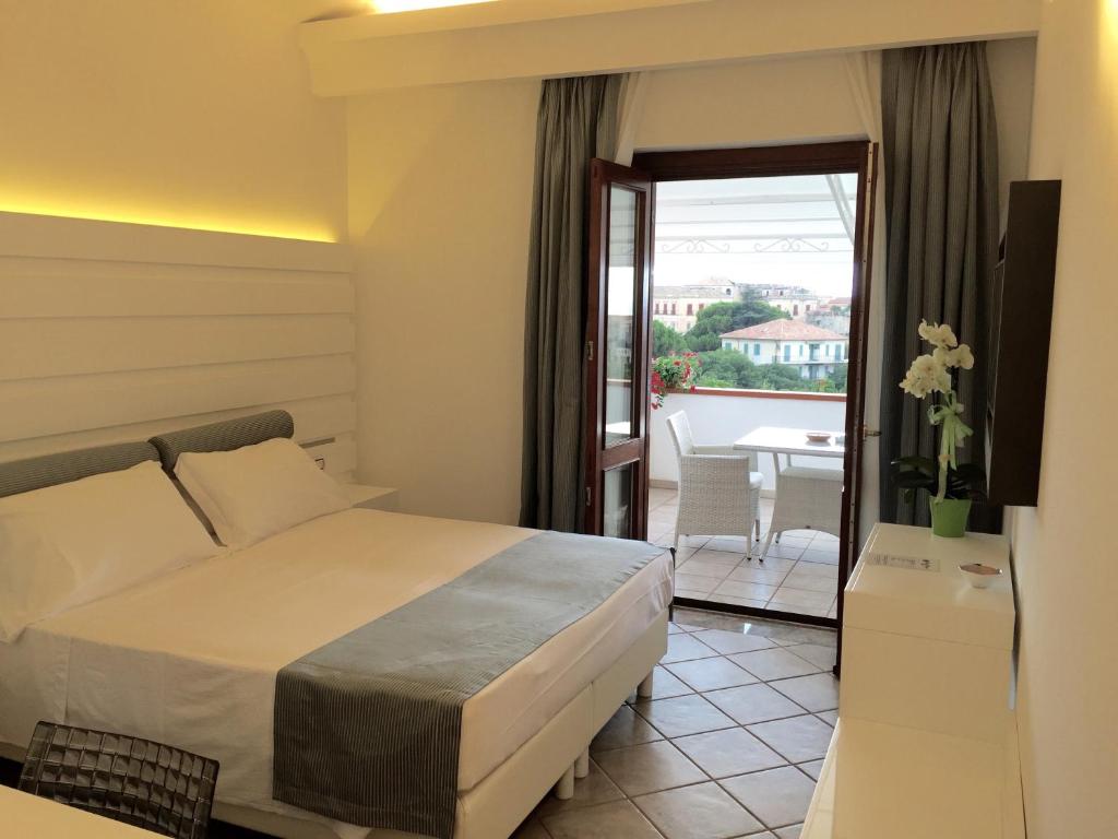 a hotel room with a bed and a balcony at Villa il Barone in Tropea