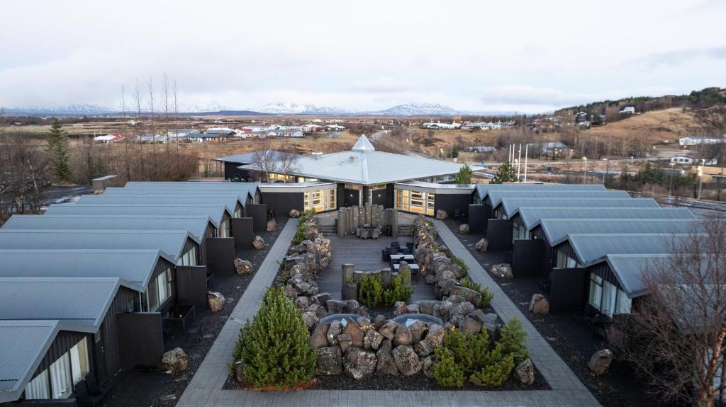 弗洛德的住宿－The Hill Hotel at Flúðir，享有带花园的建筑的顶部景致