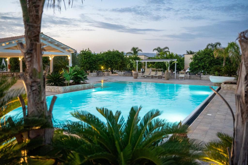 諾托碼頭的住宿－特拉代利莫尼酒店，棕榈树度假村内的游泳池