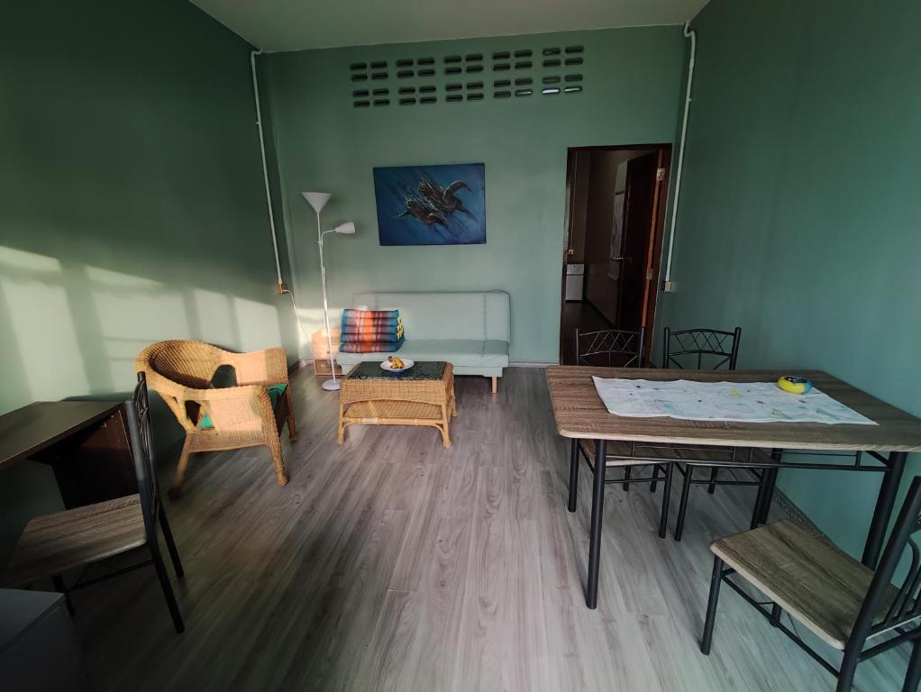 Et opholdsområde på Flower Apartment on the beach