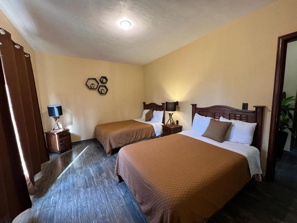 Postel nebo postele na pokoji v ubytování Cabaña No.4 Puerta del Bosque Mazamitla.
