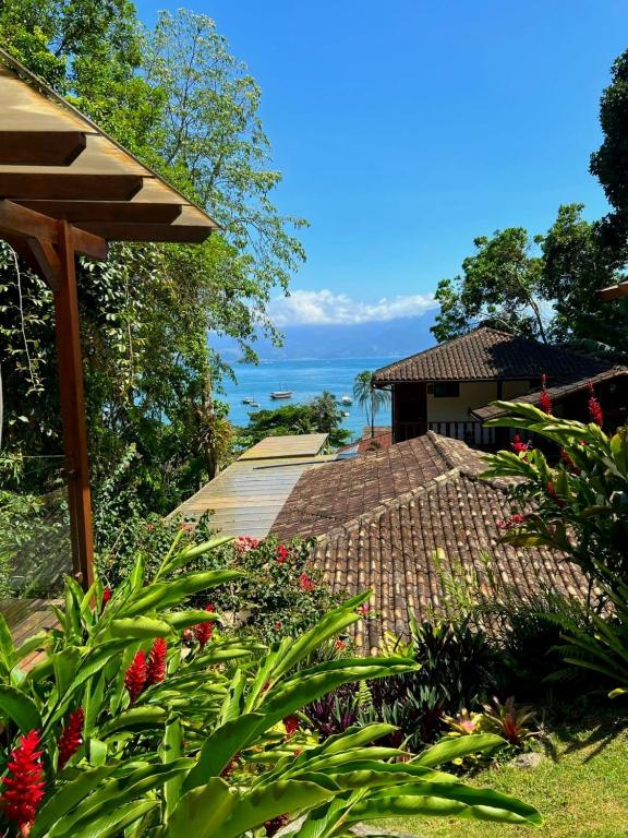 uma vista para uma casa com um jardim em Chalé Maria Bonita - Ilha Grande, RJ em Angra dos Reis