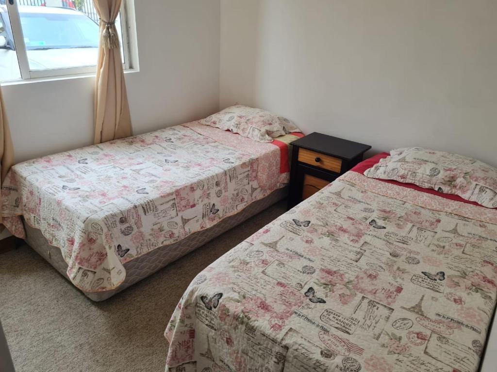 拉塞雷納的住宿－Portal，卧室内两张并排的床