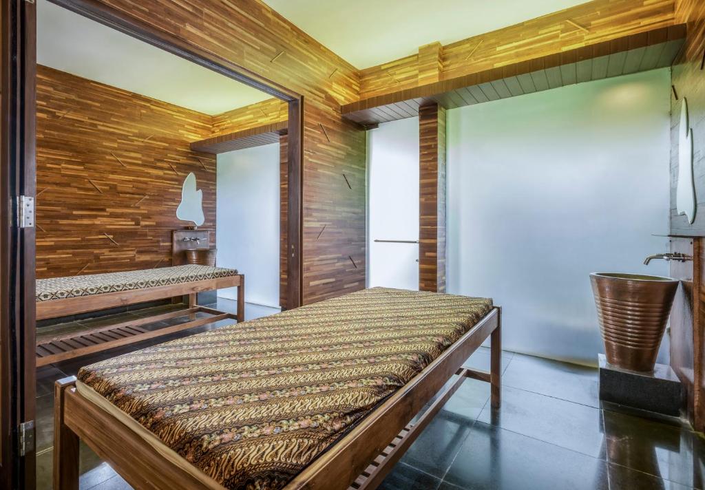 Postel nebo postele na pokoji v ubytování Loman Park Hotel Yogyakarta