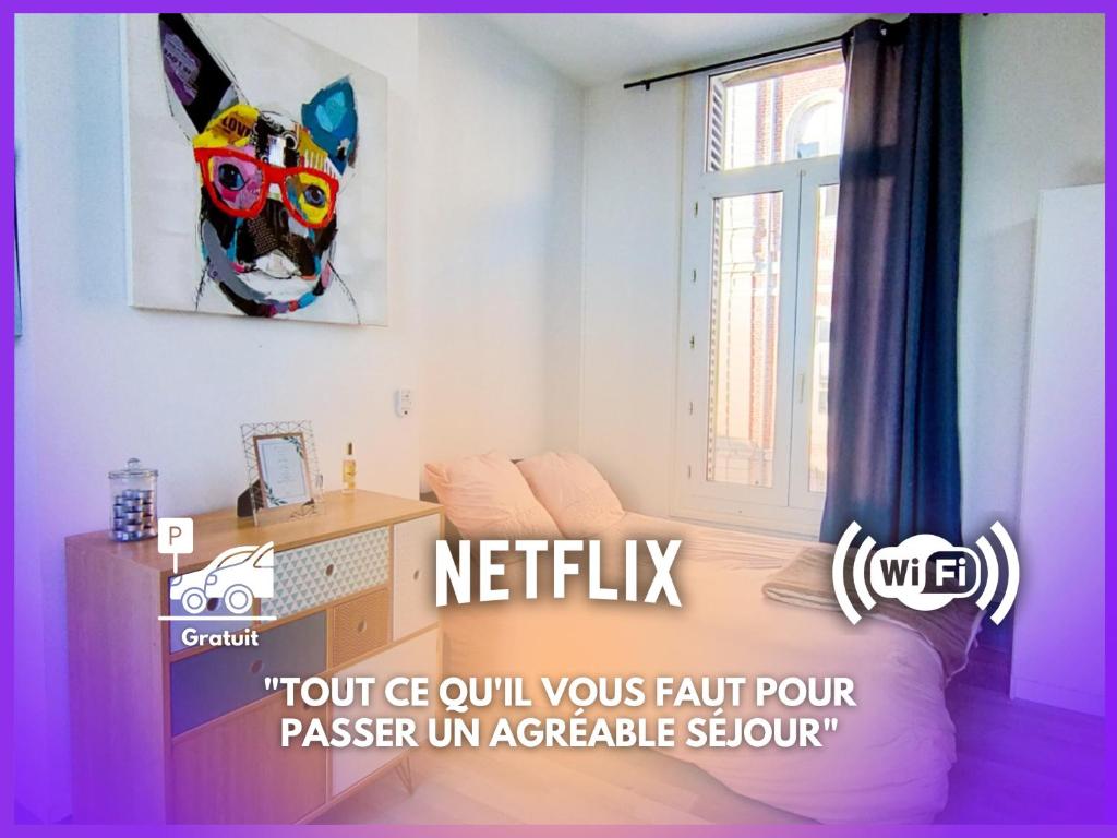 uma sala de estar com uma máscara de cão na parede em 02 L Aparté By Fanny S em Saint-Quentin