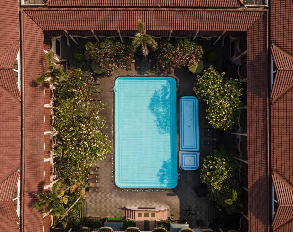 Bazén v ubytování Loman Park Hotel Yogyakarta nebo v jeho okolí