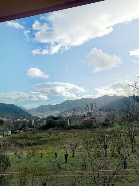 uitzicht op een veld met bergen op de achtergrond bij LunaVerde Guesthouse in Mercato San Severino