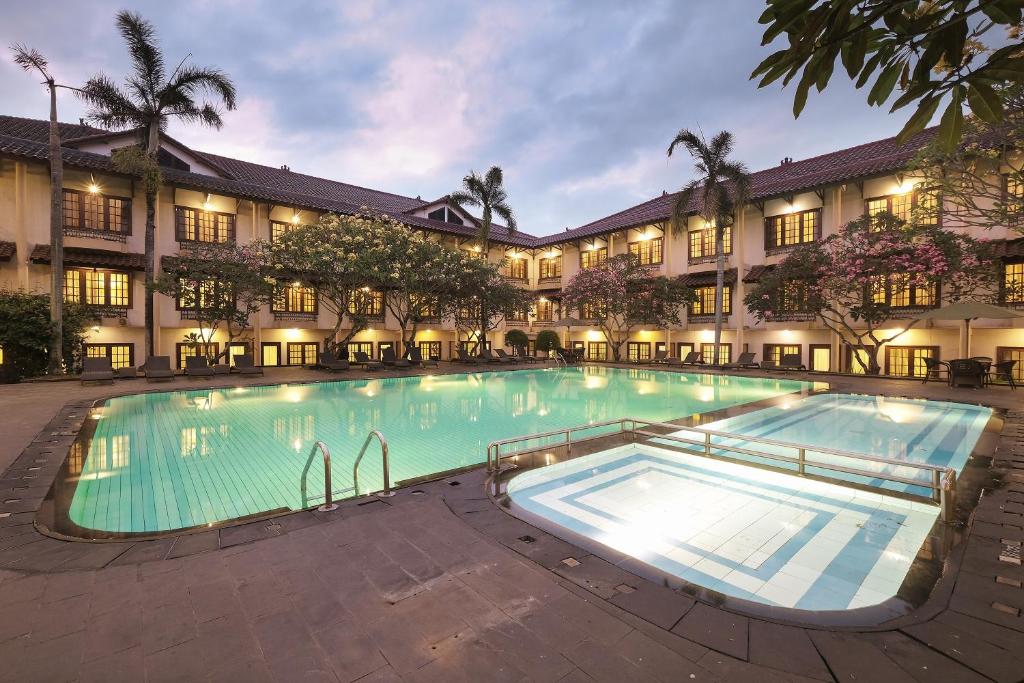 Bazén v ubytování Loman Park Hotel Yogyakarta nebo v jeho okolí