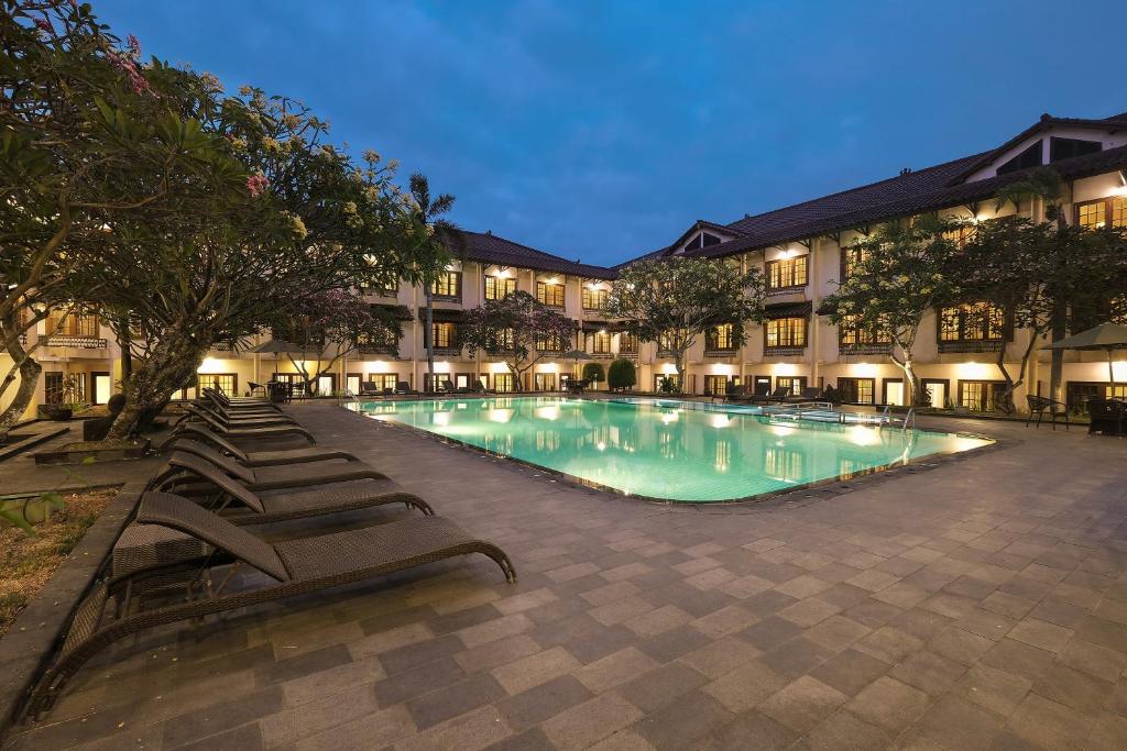Bazén v ubytování Loman Park Hotel Yogyakarta nebo v jeho okolí
