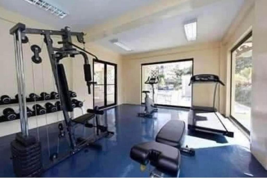 Phòng/tiện nghi tập thể dục tại Studio Apartment with pool and gym by The Cusicks