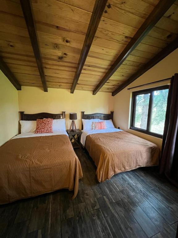 Postel nebo postele na pokoji v ubytování Cabaña No.4 Puerta del Bosque Mazamitla.
