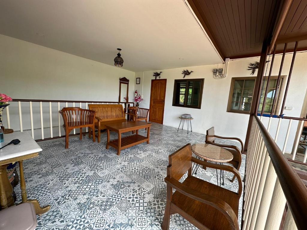 Posezení v ubytování บ้านเพชรพวงเขาใหญ่