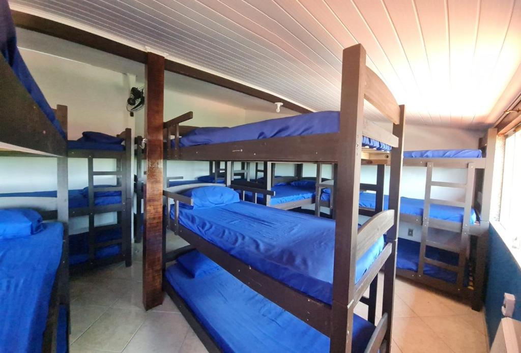 grupa łóżek piętrowych w pokoju w obiekcie Pousada paraiso das conchas hostel w mieście Cabo Frio