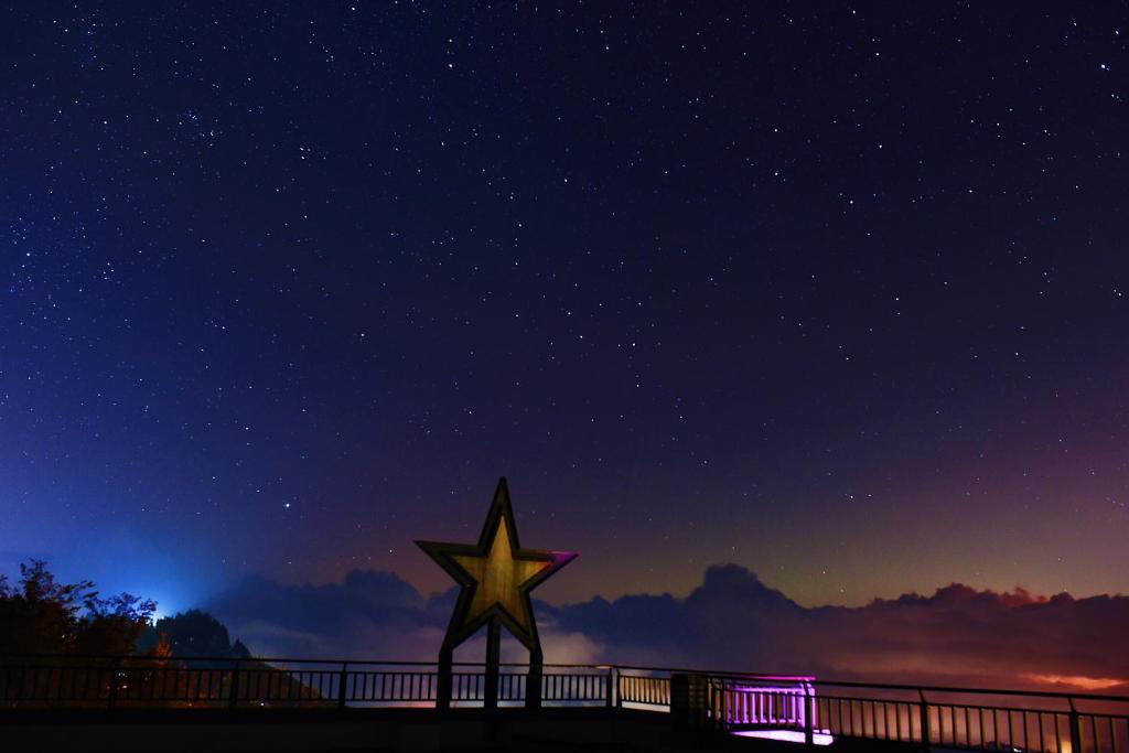 a star in the middle of a night sky at Star Villa in Ren&#39;ai