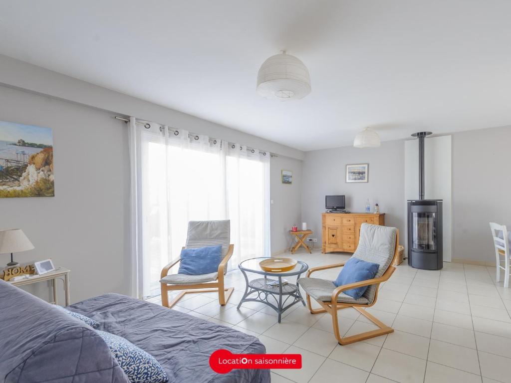una camera con un letto e due sedie e un tavolo di Maison Angoulins, 4 pièces, 6 personnes - FR-1-535-13 ad Angoulins-sur-Mer