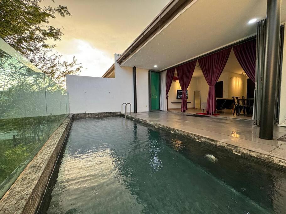 蒲種的住宿－Private Pool Selangor Puchong Cyberjaya Putrajaya，房屋前的游泳池
