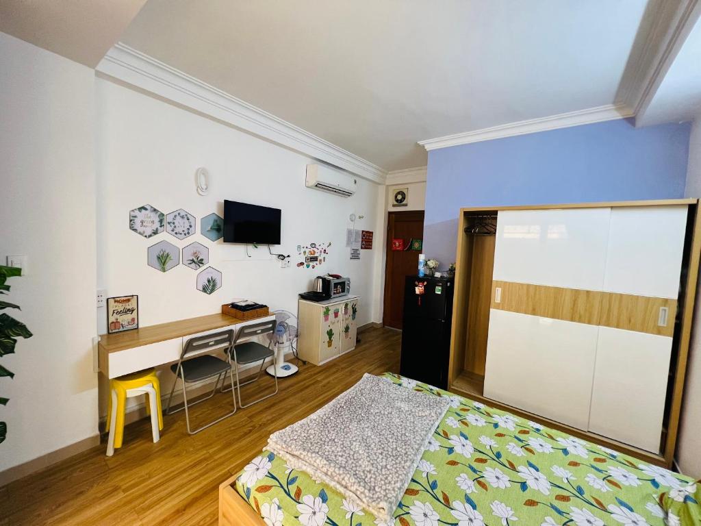 1 dormitorio con cama y escritorio en Le Nhim Homestay, en Ho Chi Minh