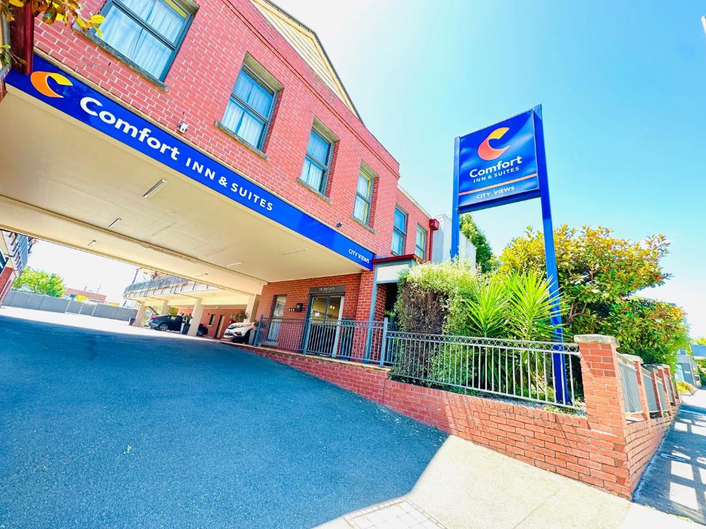 un edificio con una señal delante de él en Comfort Inn & Suites City Views, en Ballarat