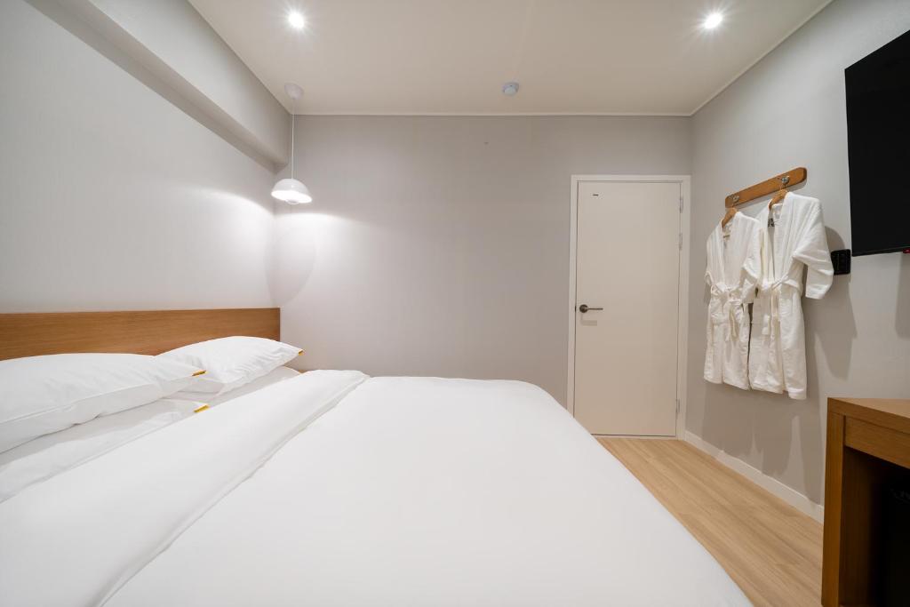 Postel nebo postele na pokoji v ubytování MONO HOTEL