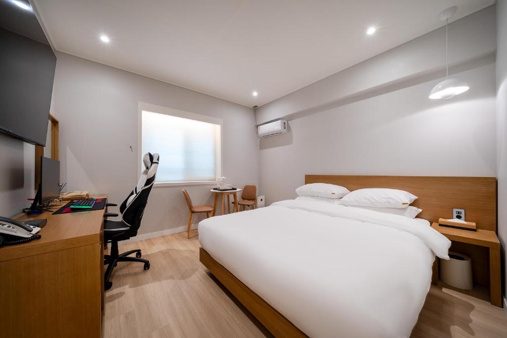 TV a/nebo společenská místnost v ubytování MONO HOTEL