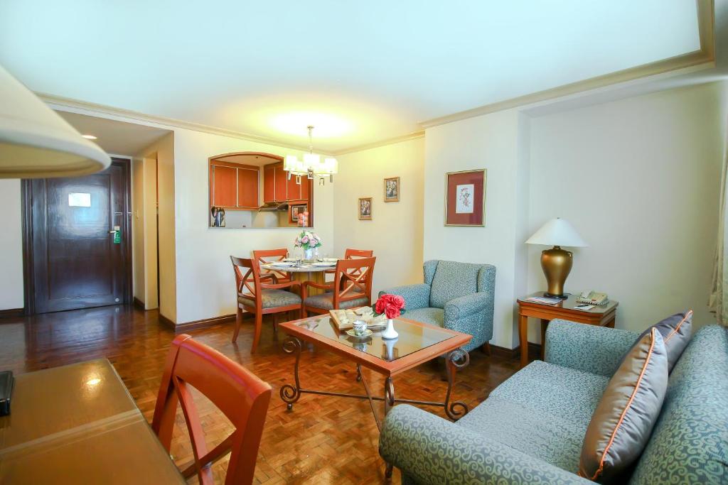 Posezení v ubytování Makati Palace Hotel
