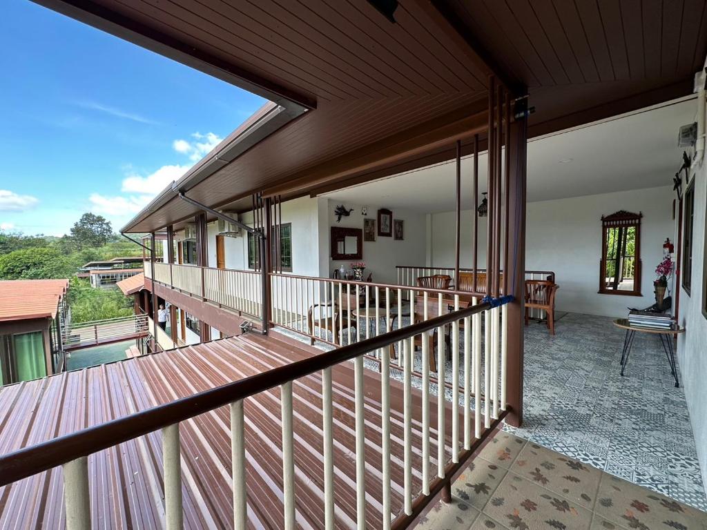 Balkón nebo terasa v ubytování บ้านเพชรพวงเขาใหญ่