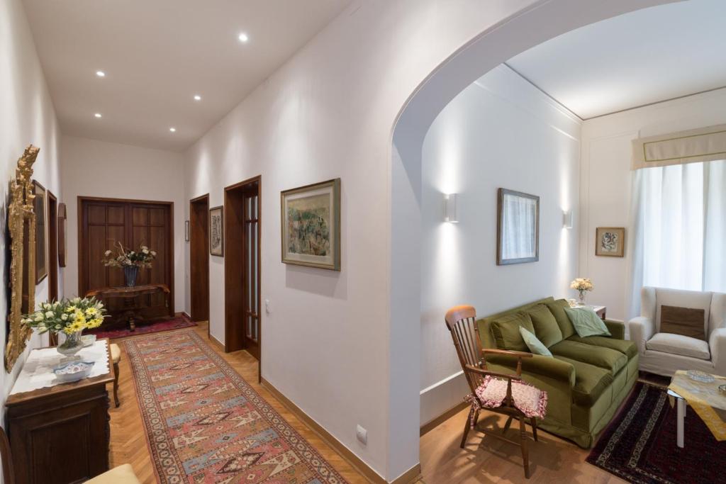 A seating area at Leopolda Dream Home